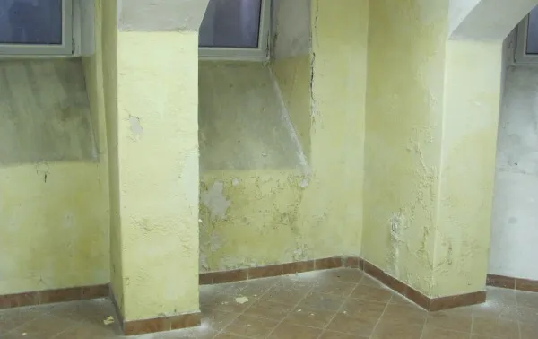 Notranji prostor z vidnimi sledmi vlage na stenah